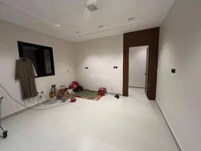 3 Bedroom Floor for Sale in East Riyadh, Riyadh - Ground floor in Al-Khalij neighborhood, east of Riyadh, in an excellent location near all services and main roads.