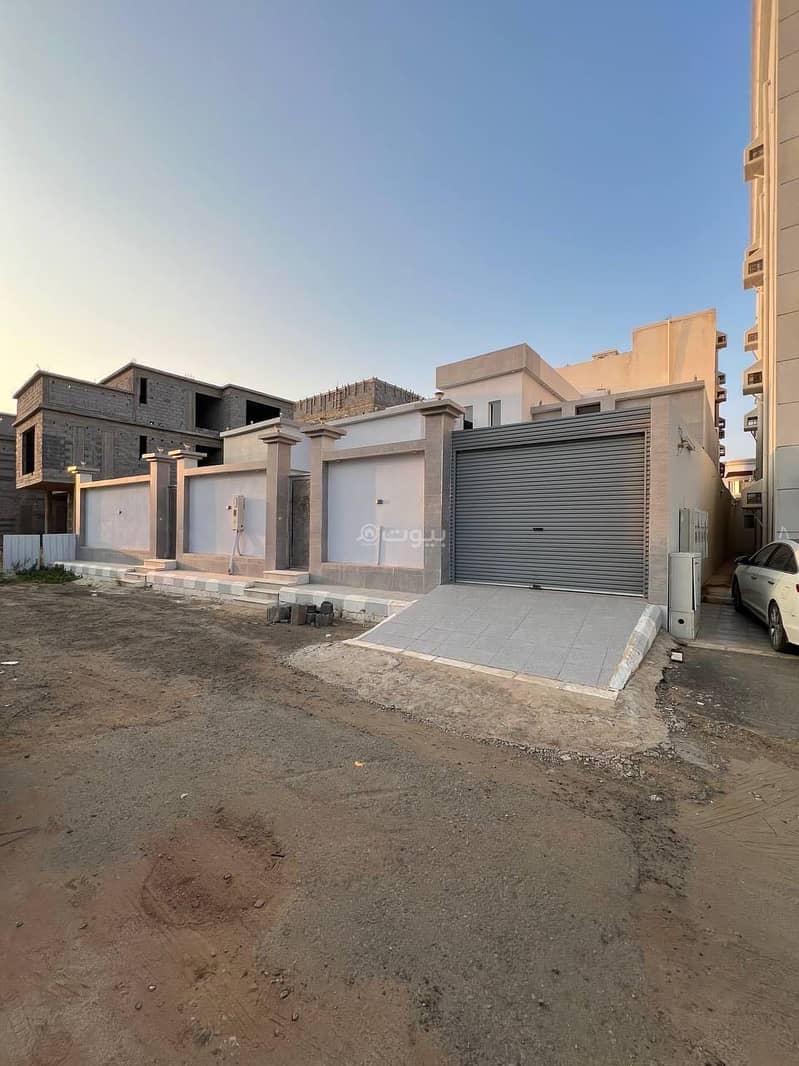 For sale, a floor and an annex in the Abu Arish governorate.