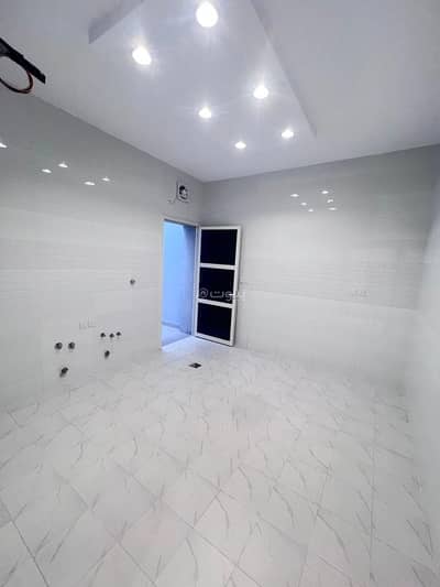 5 Bedroom Floor for Sale in Industrial, Madina - Floor For Sale in Industrial, Madina