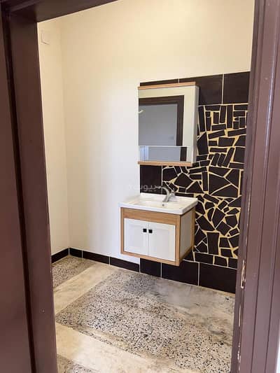 شقة 2 غرفة نوم للايجار في الغدير، الغاط - شقة بمحافظه الغاط من غرفتين ودوره مياه بعماره مخدومه بمطاعم وبقاله على طريق رئيسي