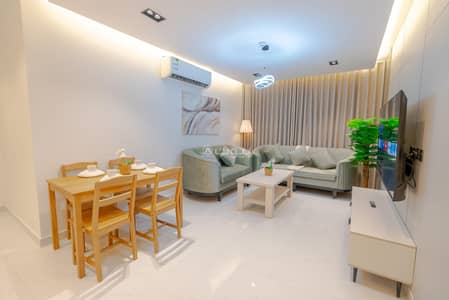 2 Bedroom Flat for Rent in East Riyadh, Riyadh - Two-bedroom apartment with a comfortable and quiet lounge and outdoor seating.
