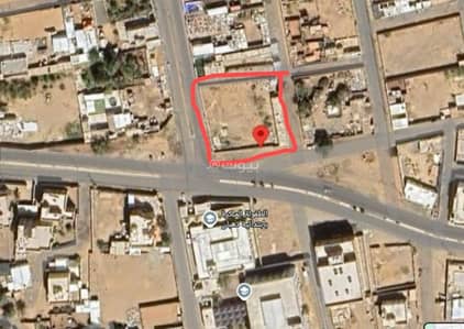 ارض تجارية  للايجار في شمال جدة، جدة - ارض على ثلاث شوارع للإيجار في ذهبان جدة فيها غرف تصلح سكن عمال