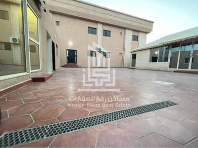 10 Bedroom Villa for Sale in East Riyadh, Riyadh - Corner villa on two streets (commercial + residential) for investment and residence at the same time