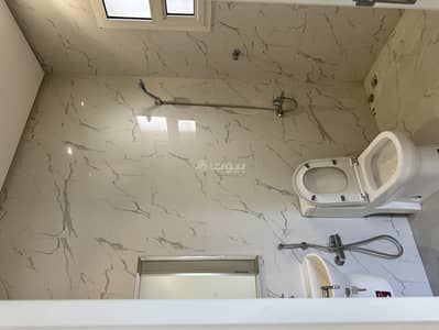 دور 4 غرف نوم للايجار في شمال الرياض، الرياض - للإيجار دور أول العارض عند شركه الكهربا