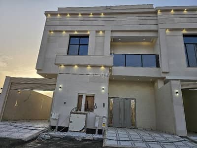 3 Bedroom Floor for Sale in East Riyadh, Riyadh - First floor ownership in Al-Mu'azilah neighborhood
