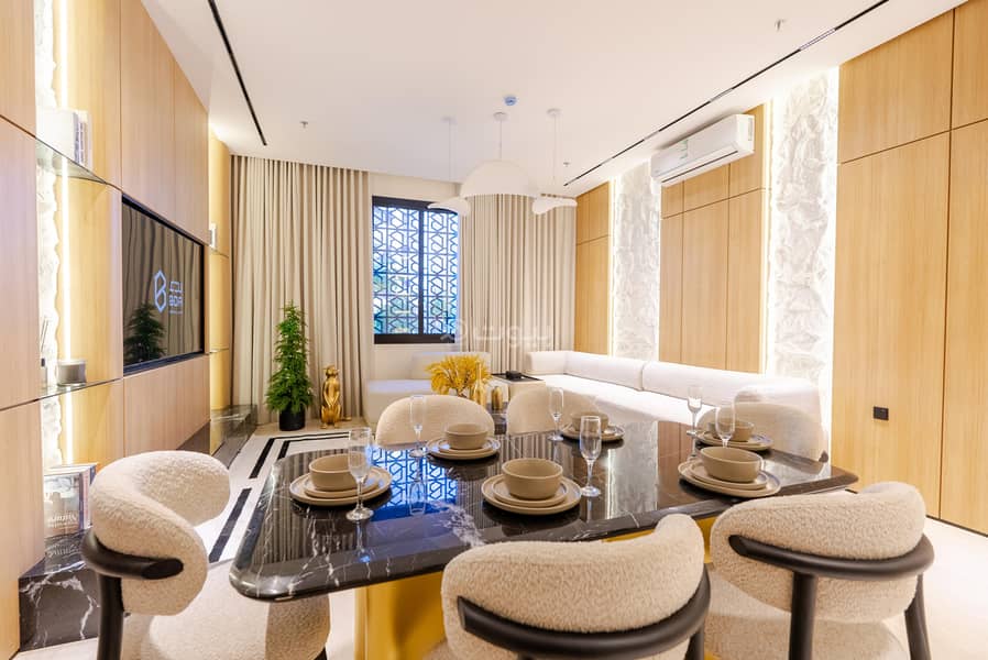 10 f593b7b4-3f7d-48c3-844c-7213f7ad0ec7