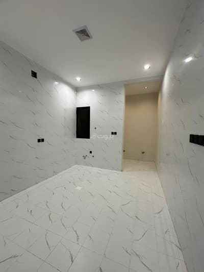 3 Bedroom Floor for Sale in East Riyadh, Riyadh - For sale, excellent upper floor apartment in Al-Qadisiyah neighborhood