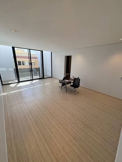 3 Bedroom Floor for Sale in North Riyadh, Riyadh - Residential apartment consisting of 3 bedrooms for sale in Al-Ula (Al Olaya) with an independent majlis