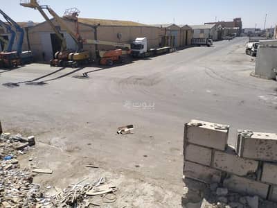 ارض تجارية  للبيع في وسط الرياض، الرياض - بجوار مستودعات يوجد زبائن يستأجرون المستودعات الجاهزة