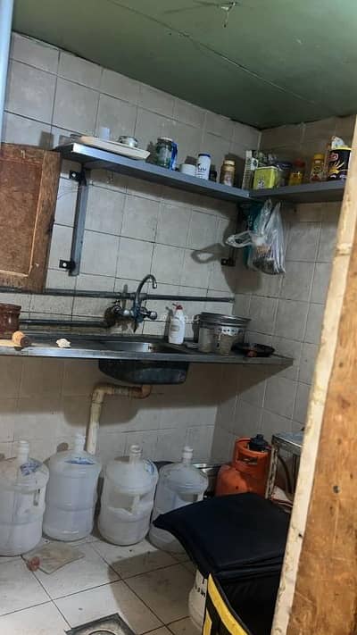 دور 7 غرف نوم للبيع في وسط الرياض، الرياض - للبيع بيت شعبي في حي الصالحية