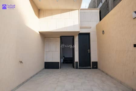 4 Bedroom Flat for Sale in East Riyadh, Riyadh - **Upper Floor with Private Roof for Sale – Al-Janadriyah District | 15m Street**
