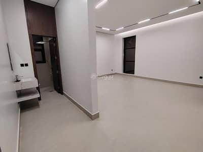 5 Bedroom Floor for Sale in East Riyadh, Riyadh - A luxurious ground floor apartment for sale for those seeking distinction and elegance in Al-Mazlalia district