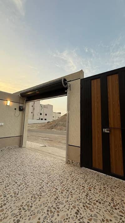 6 Bedroom Floor for Sale in Al Salam, Madina - 6-bedroom apartment for sale in Al-Salam, Medina