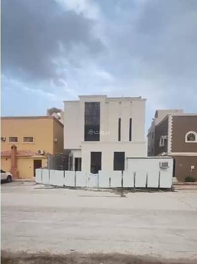 5 Bedroom Villa for Sale in West Riyadh, Riyadh - Villa for sale in Zahra Lamn (Dahrah Zohra?) with an area of 300 sqm and a apartment for investment