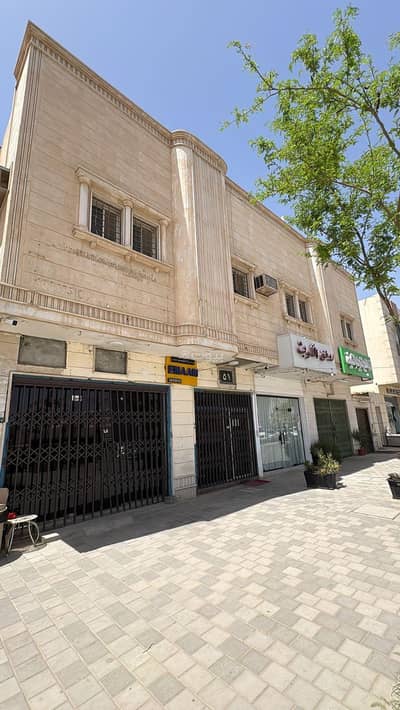 Commercial Building for Sale in West Riyadh, Riyadh - For sale: an investment building in Taariq Street neighborhood.