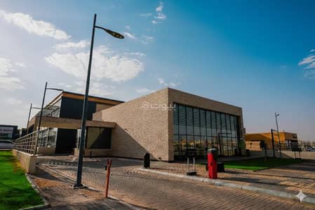 معرض  للايجار في غرب الرياض، الرياض - درايف ثرو موقع متميز في طريق ديراب
