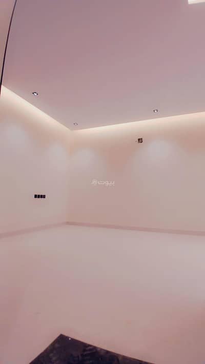 6 Bedroom Villa for Sale in East Riyadh, Riyadh - 5-bedroom villa for sale in Al Reem
