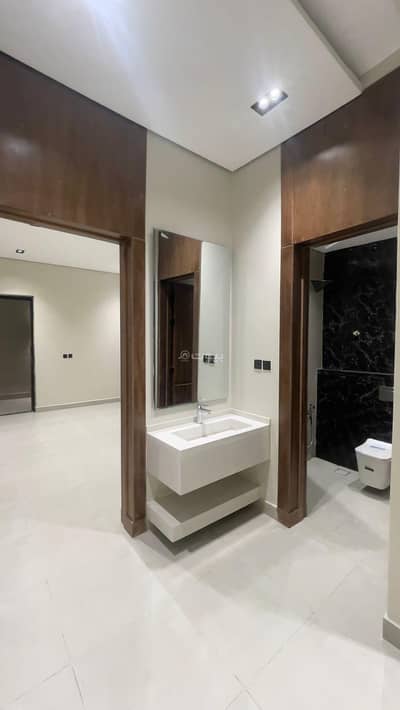5 Bedroom Villa for Sale in East Riyadh, Riyadh - Five-bedroom villa for sale in La Marsa