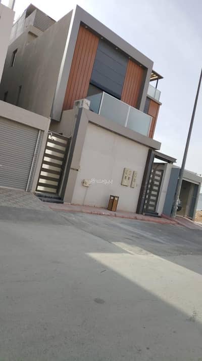 5 Bedroom Villa for Sale in East Riyadh, Riyadh - Villa for sale with an interior staircase and two apartments, used for 4 years, modern contemporary design, distinctive location