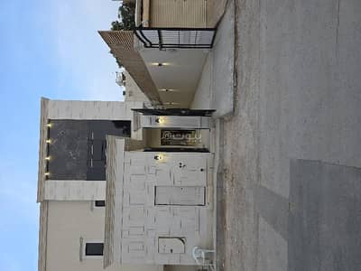 5 Bedroom Villa for Sale in East Riyadh, Riyadh - For sale: a three-story town house villa, 411 sqm, with a distinguished location adjacent to a garden and a mosque