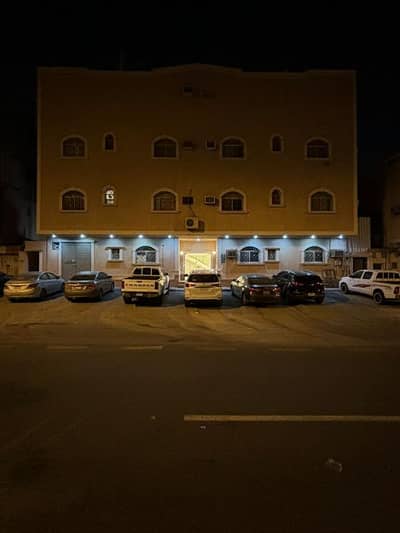 4 Bedroom Flat for Sale in East Riyadh, Riyadh - Used apartment in Al-Hamra District, excellent location near all services and main roads.