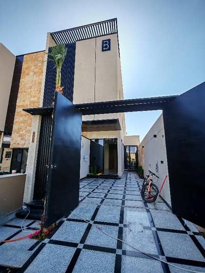 4 Bedroom Floor for Sale in East Riyadh, Riyadh - Ground floor apartment in Al-Rimal district, enjoying an excellent location close to all services and main roads.