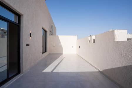 4 Bedroom Apartment for Sale in North Jeddah, Jeddah - Rooftop annex with flat roofs in Al-Bawadi neighborhood, new, ready for living. Immediate vacancies for sale.