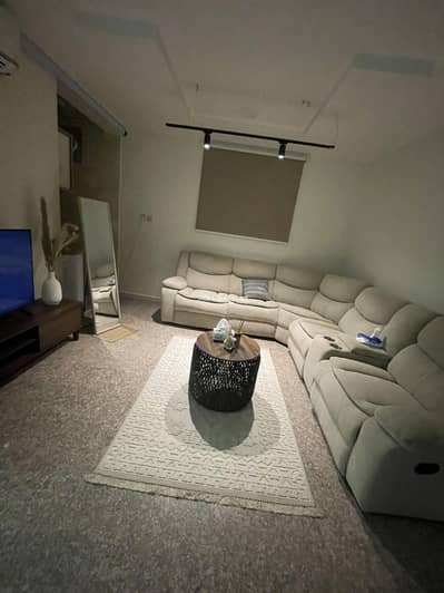 1 Bedroom Flat for Rent in Buraydah Al Qassim Region - Elegant apartment with a hall and a room