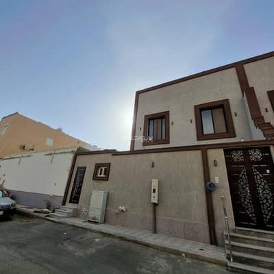 4 Bedroom Villa for Rent in North Jeddah, Jeddah - Modern two-story villa for annual rent with air conditioning and kitchen installed, and it has an elevator. Number of rooms: 6, large reception hall, and 3 small halls on each floor, kitchen, maid's room, laundry room, storage room, and air-conditioned guard room.