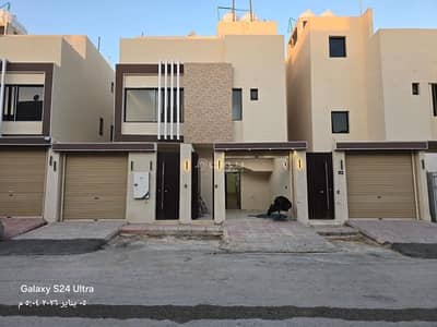 3 Bedroom Floor for Sale in South Riyadh, Riyadh - Upper townhouse with external staircase for sale 3 Bedroom Floor for Sale in South Riyadh, Riyadh - Upper townhouse with external staircase for sale