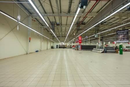 Showroom for Rent in East Riyadh, Riyadh - Commercial hall for rent on Salman Al-Farsi Street, Al Nahda district