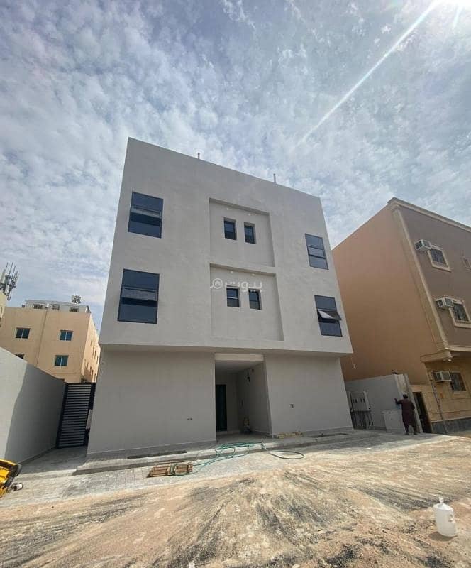 For sale: a 12-unit residential building in the Officers neighborhood For sale: a 12-unit residential building in the Officers neighborhood