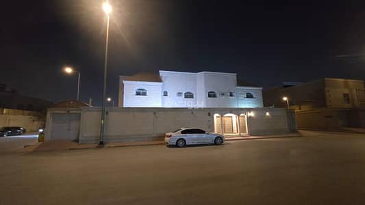 10+ Beds Villa for Sale in West Riyadh, Riyadh - Villa for sale in Zahra Al-Badiya with an apartment having its own entrance