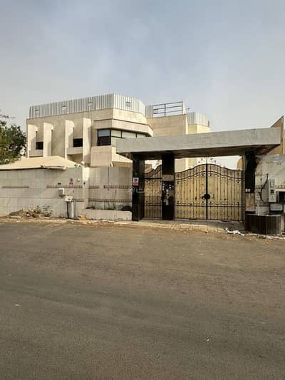 5 Bedroom Villa for Sale in North Jeddah, Jeddah - A large villa in the heart of Al Rehab