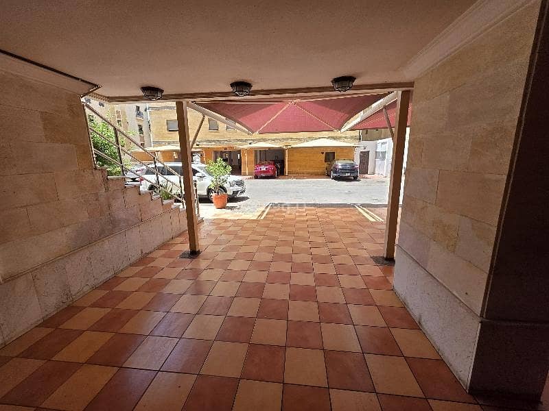 For rent: a large apartment with 5 bedrooms and a living room, with two entrances. For rent: a large apartment with 5 bedrooms and a living room, with two entrances.