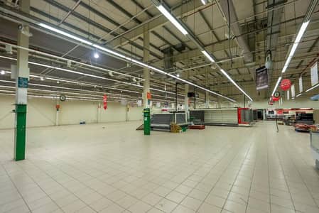 Showroom for Rent in East Riyadh, Riyadh - A distinctive showroom for rent - Boo Plaza Complex - Salman Al-Farsi Street, Al-Nhda, Riyadh