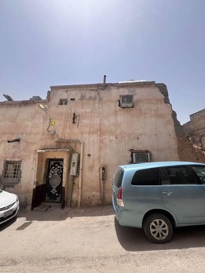 5 Bedroom Floor for Sale in Central Riyadh, Riyadh - For sale: a traditional house in Al-Shamisi neighborhood