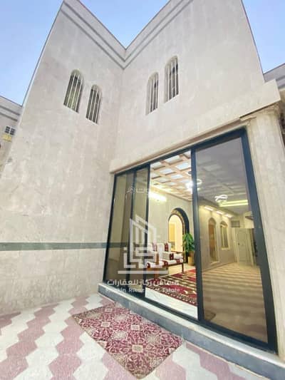 11 Bedroom Villa for Sale in East Riyadh, Riyadh - Ground Floor Villa with 3 Apartments for Sale on 3 Streets – Al Khaleej District