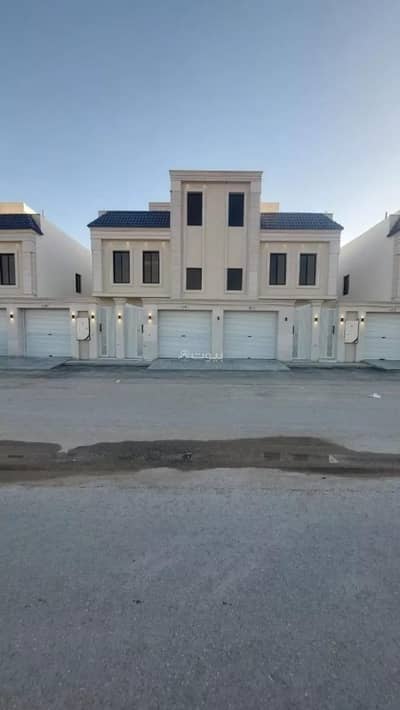 3 Bedroom Floor for Sale in South Riyadh, Riyadh - Floor for sale on Yaqoub Bin Abi Al Fadl Street, Okaz District, Riyadh