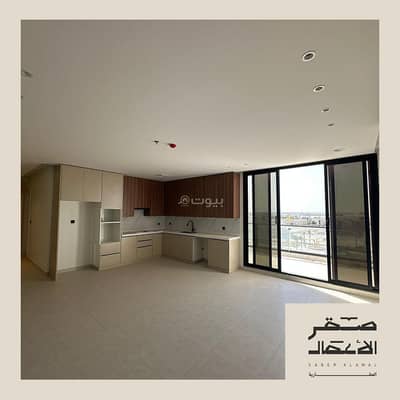 3 Bedroom Flat for Rent in Al Bahar, Al Khobar - Interior surface and 3 rooms, all of which have connected balconies and overlook