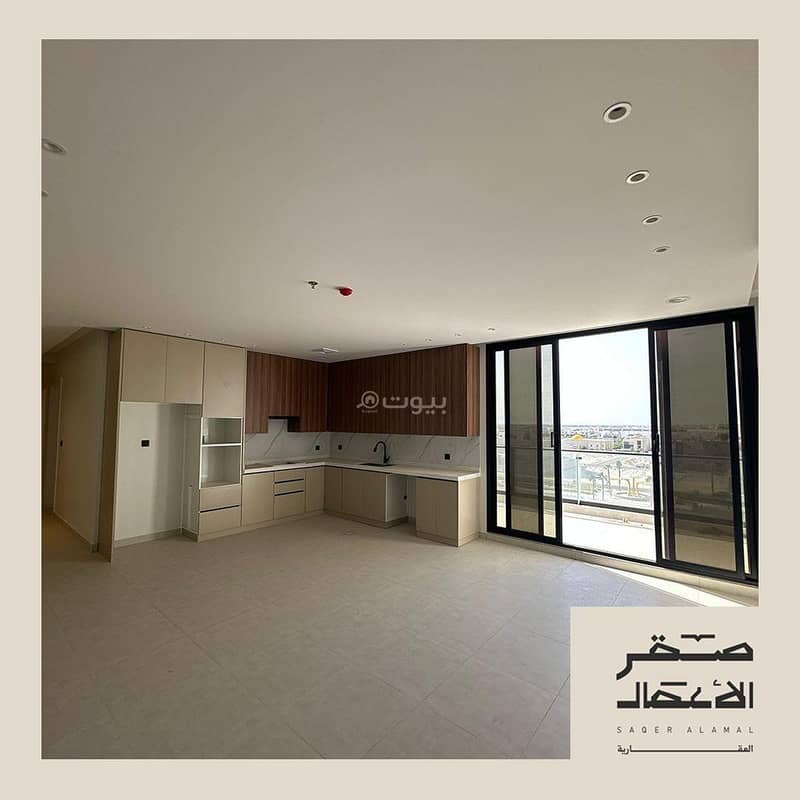 سطح داخلي و٣ غرف جميعها ببلكونة متصلة ومطلة سطح داخلي و٣ غرف جميعها ببلكونة متصلة ومطلة