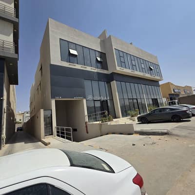 Commercial Building for Sale in North Riyadh, Riyadh - A new commercial building featuring showrooms and office spaces, located in the Al Malqa district, North Riyadh.