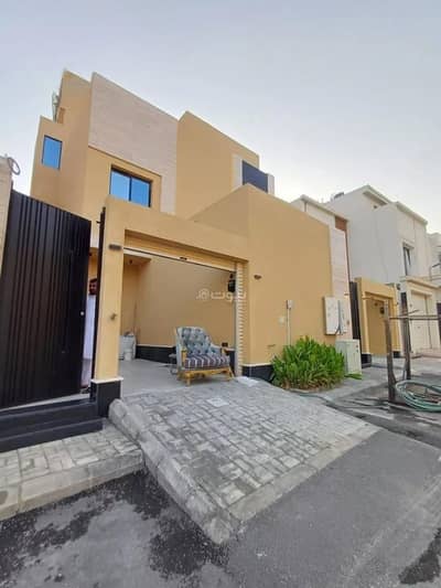 5 Bedroom Floor for Sale in East Riyadh, Riyadh - Floor for sale on Mohammed Ibrahim Al Khatni Street, Al Bayan District, Riyadh.