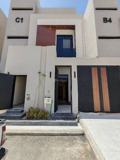 3 Bedroom Floor for Sale in East Riyadh, Riyadh - Ground floor, Al-Rimal neighborhood, Al-Waha, East Riyadh, excellent location near all services and main roads.