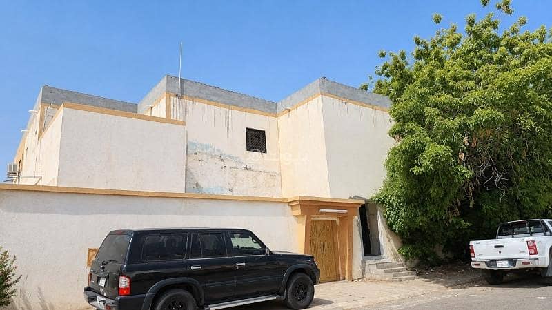 A traditional two-story house with a annex for sale in Khulays, Al Daf neighborhood, on two streets A traditional two-story house with a annex for sale in Khulays, Al Daf neighborhood, on two streets