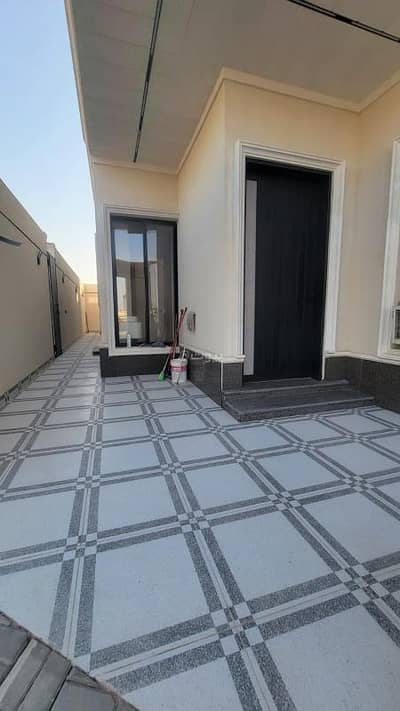 6 Bedroom Villa for Sale in East Riyadh, Riyadh - For sale: a corner villa with interior stairs and an apartment in Al-Maizila neighborhood