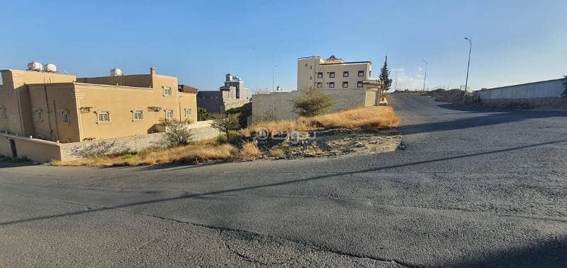 Residential land for sale in Abha - Al-Muhala - Al-Ghadeer District on 3 facades. Residential land for sale in Abha - Al-Muhala - Al-Ghadeer District on 3 facades.
