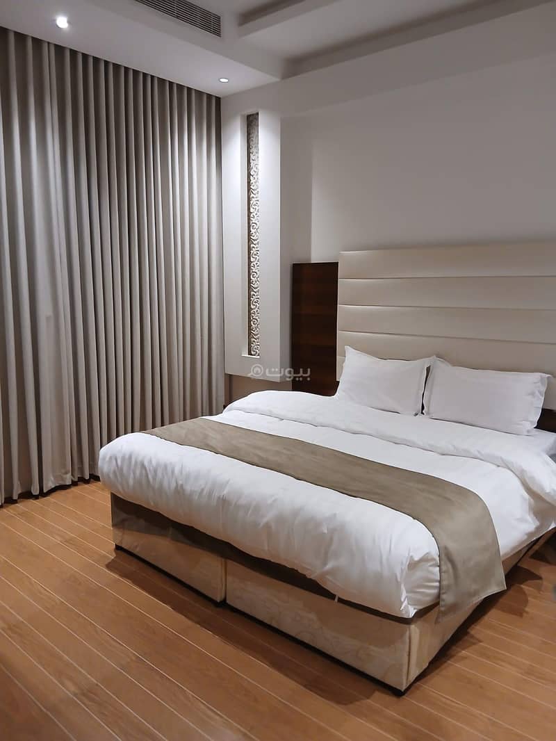 A room and a bathroom with a preparatory kitchen A room and a bathroom with a preparatory kitchen