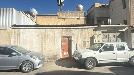 8 Bedroom Villa for Sale in Central Riyadh, Riyadh - A very old villa with a commercial front for sale by King Fahd in Al Washam neighborhood, Riyadh