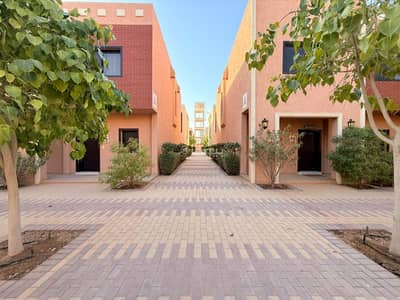 فیلا 6 غرف نوم للايجار في شمال الرياض، الرياض - فيلا مصممة لتناسب احتياجاتك - ساتل في كرييتف